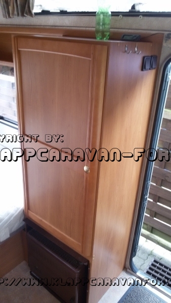 Kleiderschrank 1