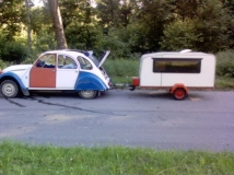 Mini-Wohnwagen hinter Citroen 2CV (Ente)